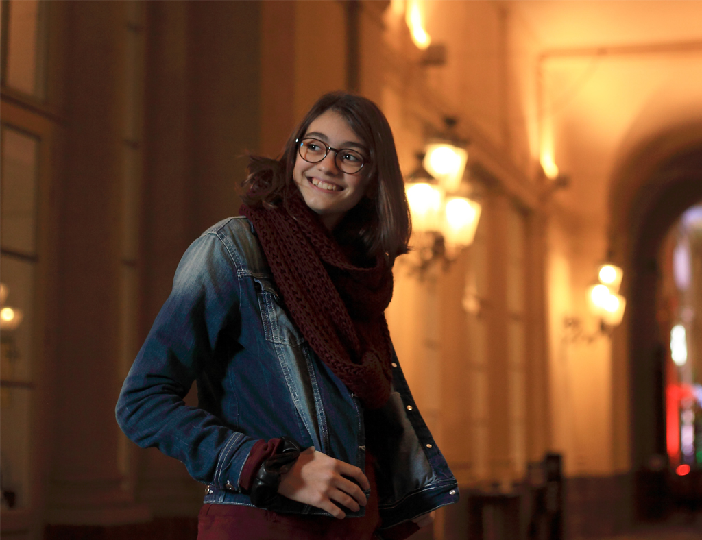 Jeune fille souriante à Rennes